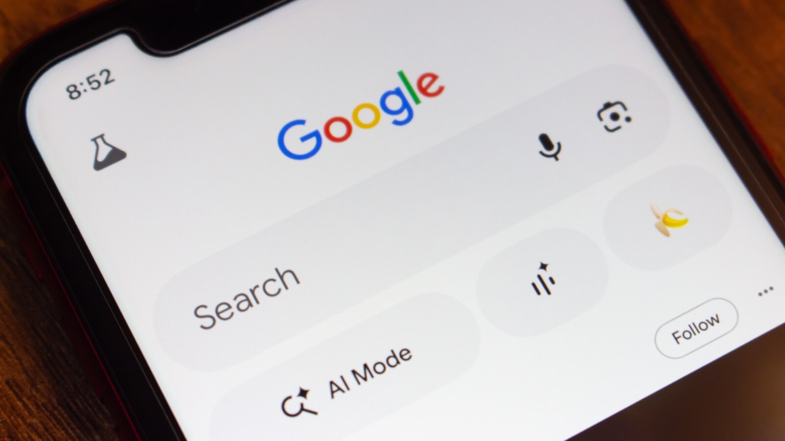 Pantalla de smartphone con la aplicación de búsqueda de Google y la opción de AI Mode habilitada, ilustrando el contexto de la regulación de AI de Google en Reino Unido.
