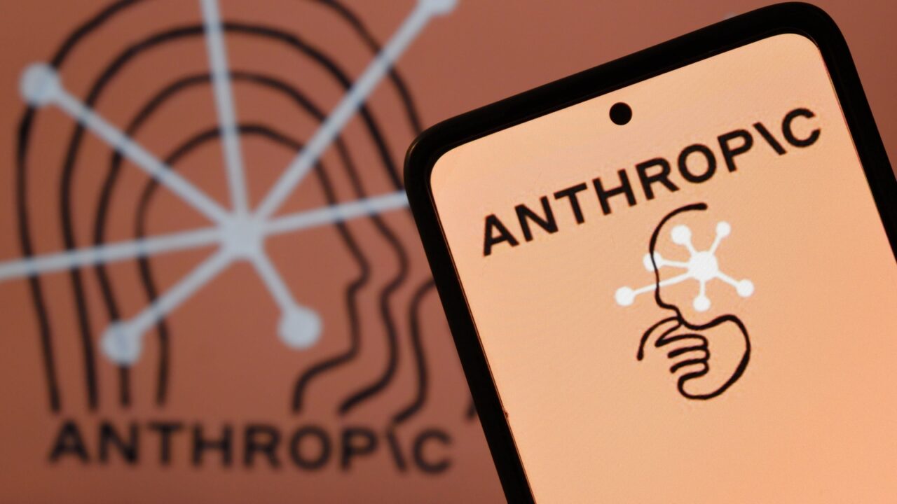 Pantalla de smartphone con logo de Anthropic y símbolo de AI, clave en la seguridad en modelos de AI.