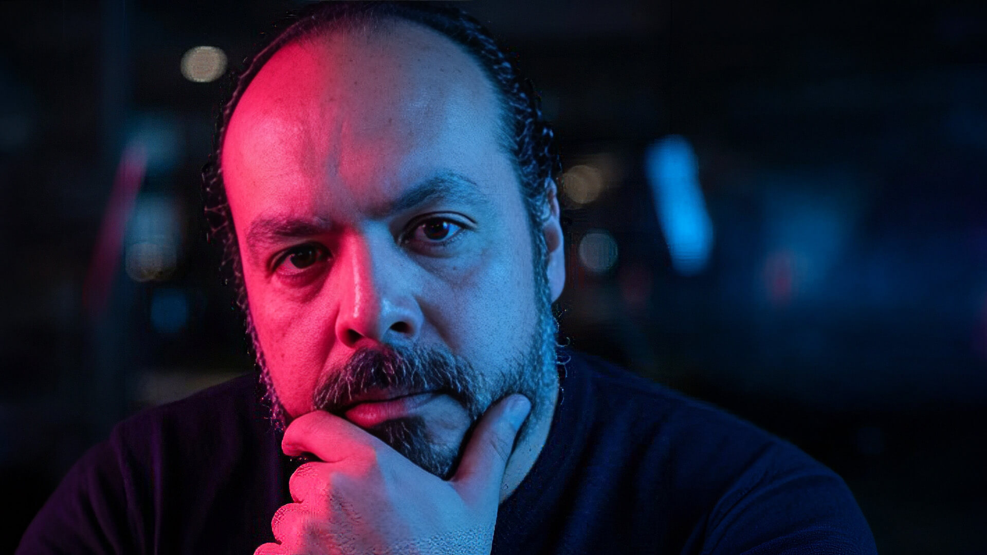 Primer plano de Carlos Guerrero, CTO de Circle K México, con la mano en la barbilla durante una entrevista sobre retail digital.