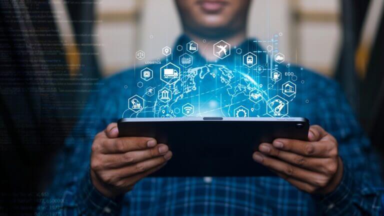 Ejecutivo usa tableta con holograma global para gestionar datos y CDO inteligencia artificial América Latina.
