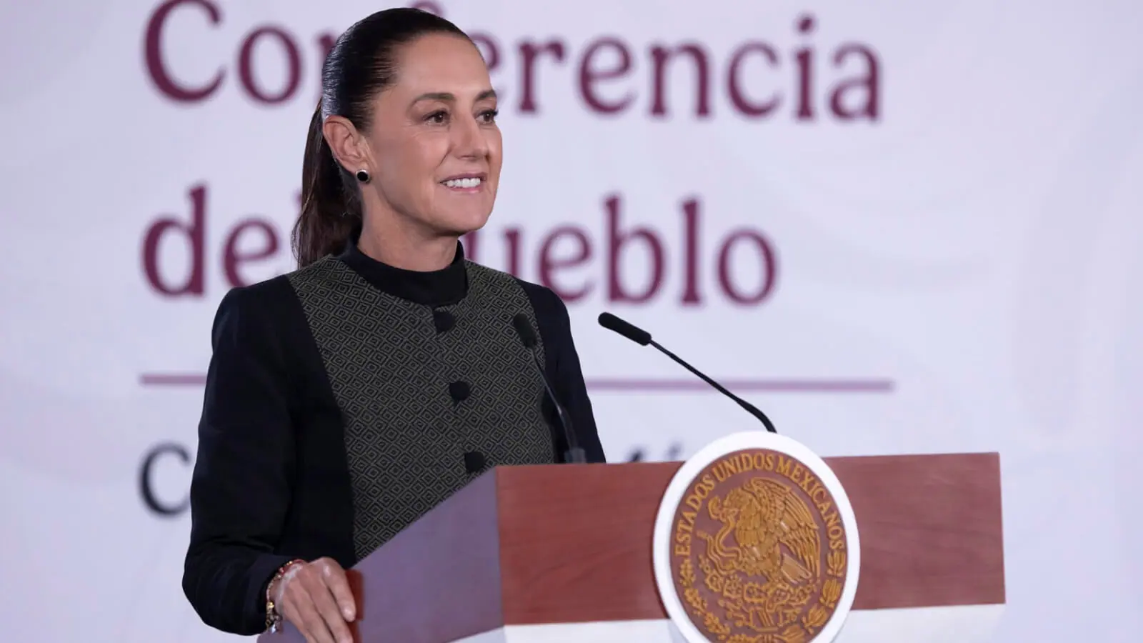 Claudia Sheinbaum en conferencia matutina hablando sobre la regulación de la AI y redes sociales en México.