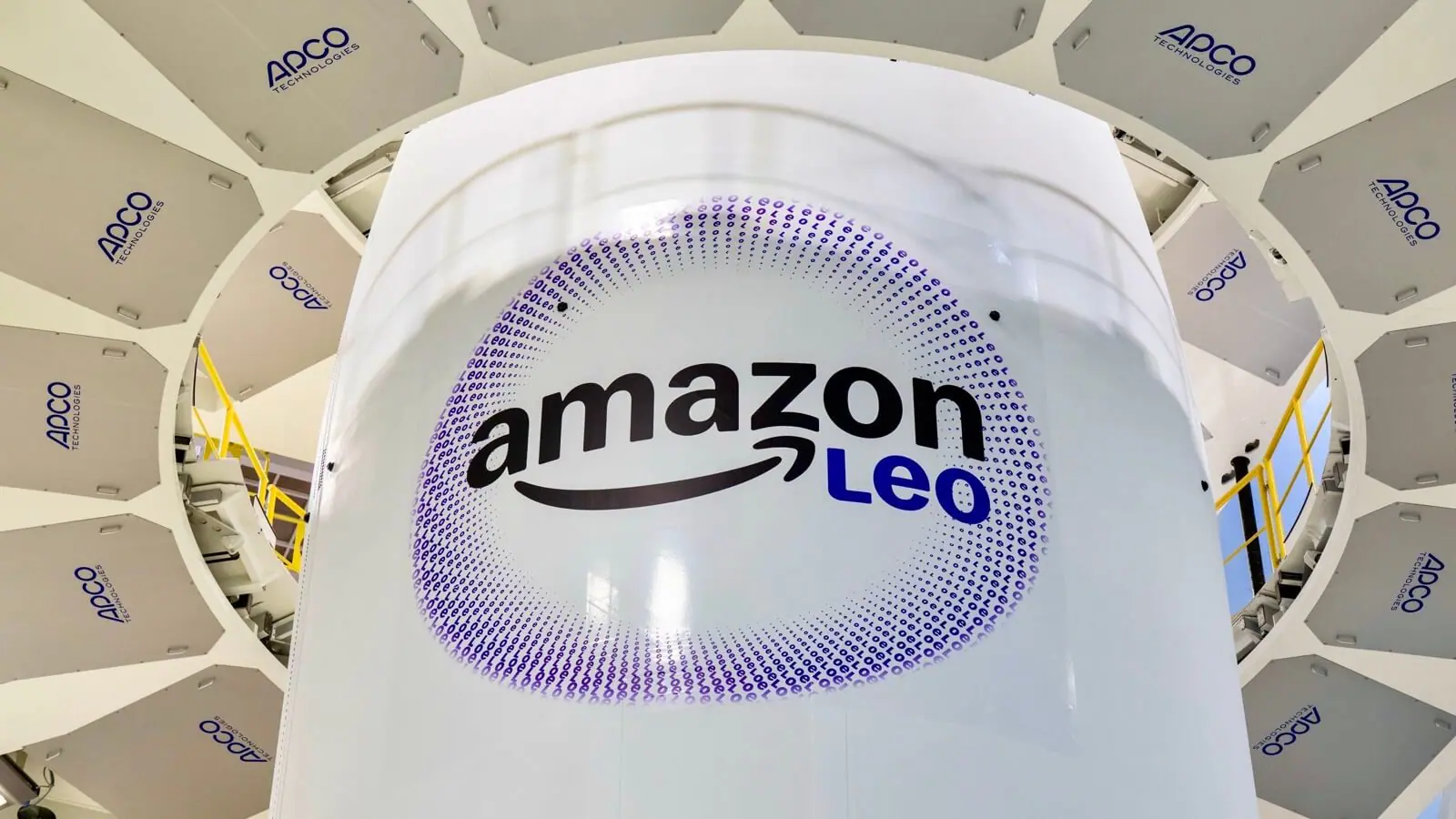 Logotipo de Amazon internet satelital LEO impreso en la estructura blanca de un cohete de lanzamiento.