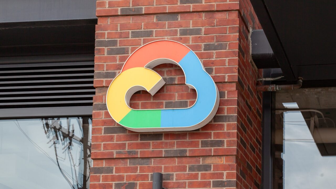 Logotipo de Google Cloud en un edificio de Chicago, ilustrando el crecimiento de Google Cloud en 2026 y sus resultados.