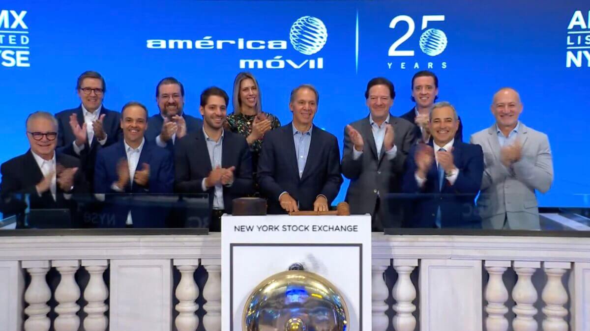Daniel Hajj, director de América Móvil, en el campanazo inicial de la Bolsa de Nueva York por su 25 aniversario.