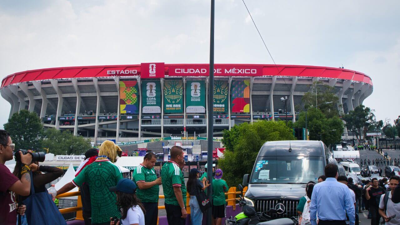 Fachada del Estadio Ciudad de México con aficionados donde se aplicó el uso de espectro temporal CRT para mejorar la red.