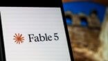 Pantalla con el logo de Fable para analizar el costo-beneficio del modelo AI en la empresa.