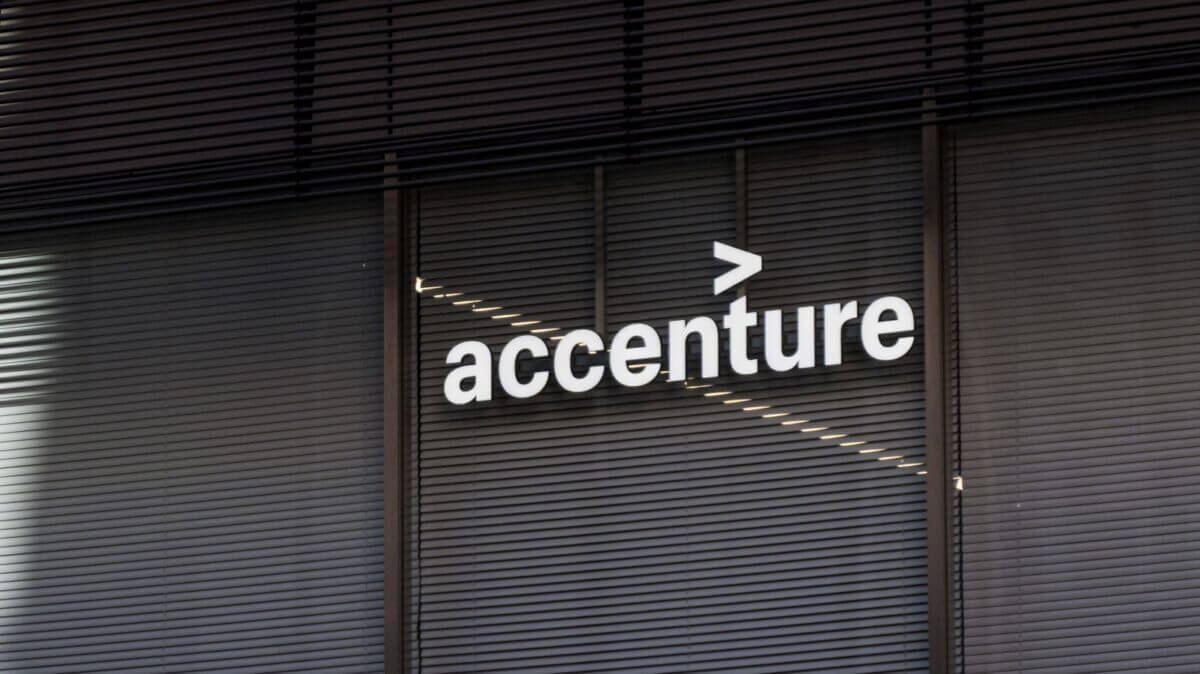 Logotipo exterior de las oficinas ante la reciente filtración de datos de Accenture 2026.