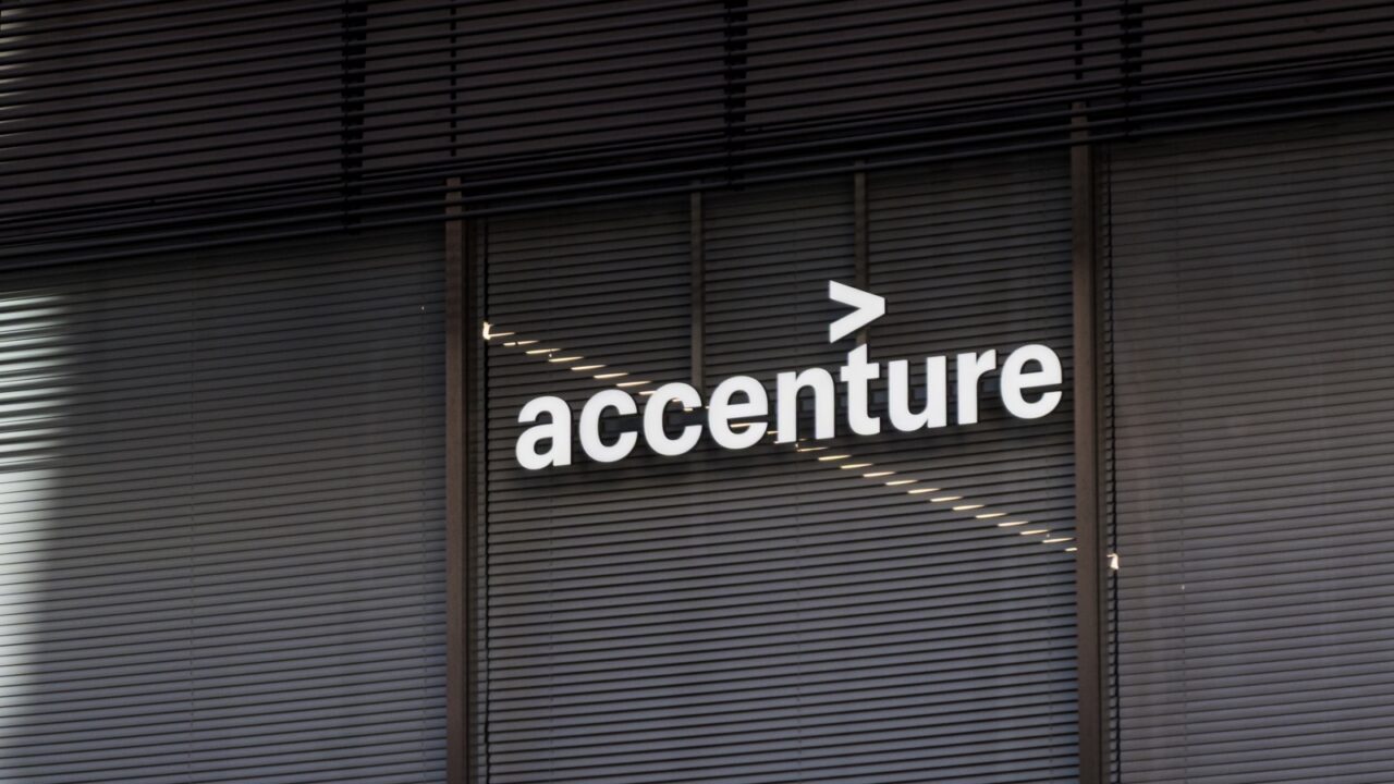 Logotipo exterior de las oficinas ante la reciente filtración de datos de Accenture 2026.