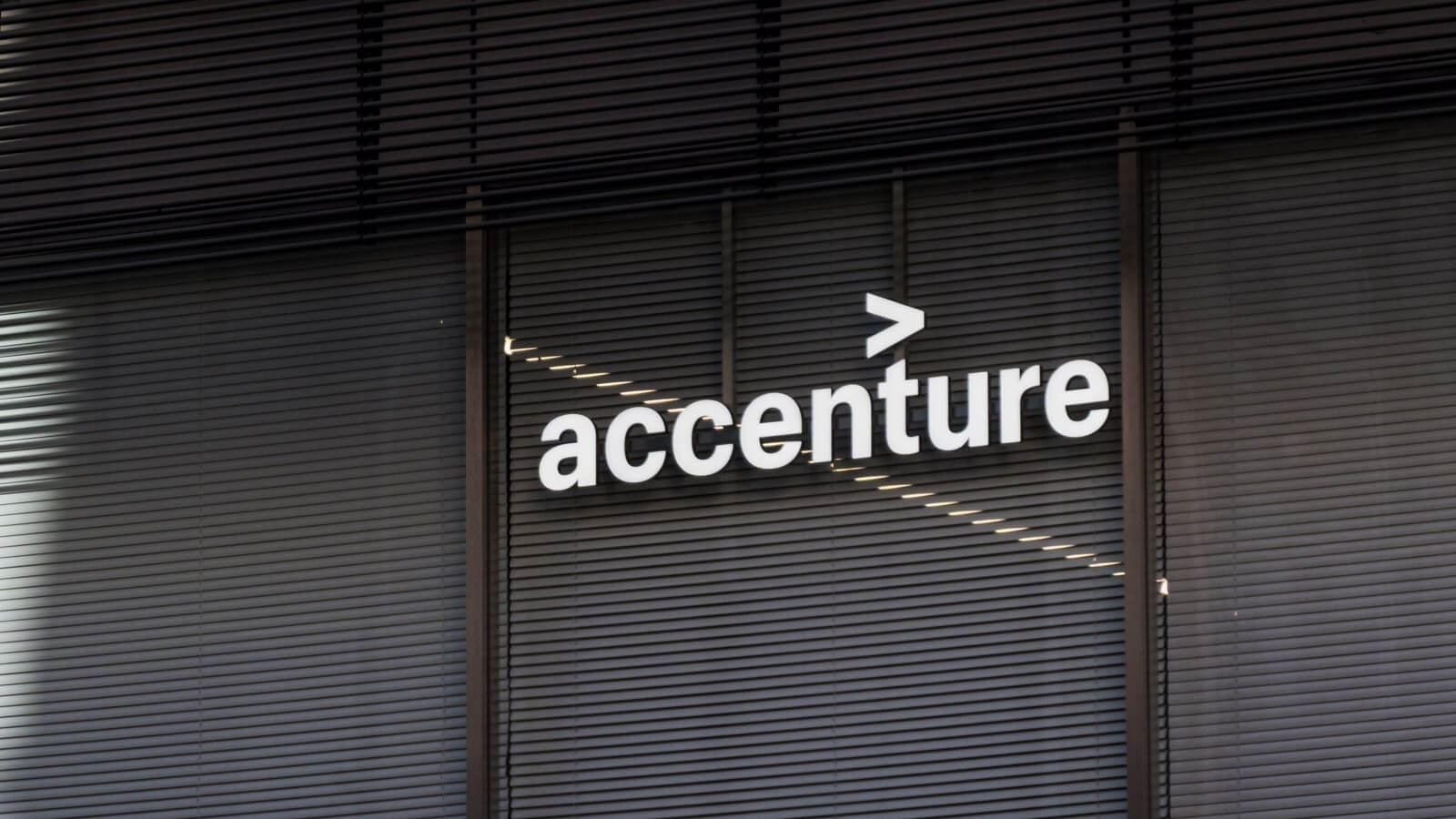 Logotipo exterior de las oficinas ante la reciente filtración de datos de Accenture 2026.