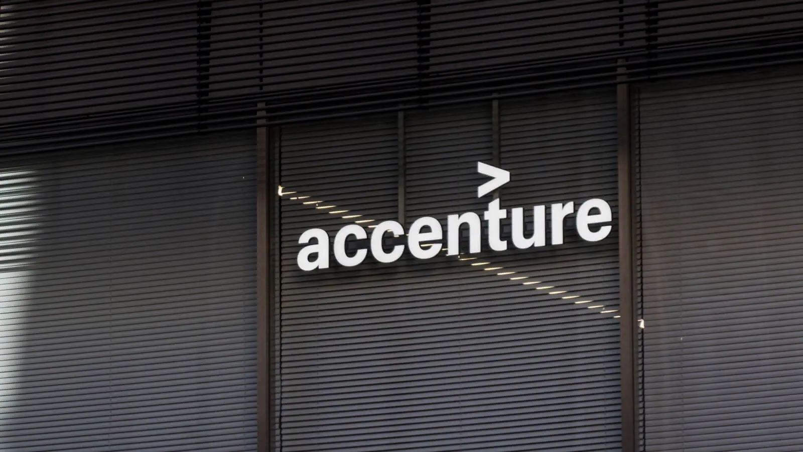 Logotipo exterior de las oficinas ante la reciente filtración de datos de Accenture 2026.