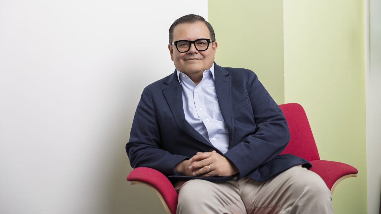 Gerardo Muñoz, CIO de la compañía, sentado durante la entrevista sobre la transformación digital de Liverpool.