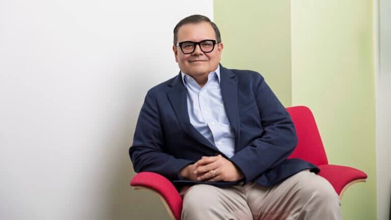 Gerardo Muñoz, CIO de la compañía, sentado durante la entrevista sobre la transformación digital de Liverpool.