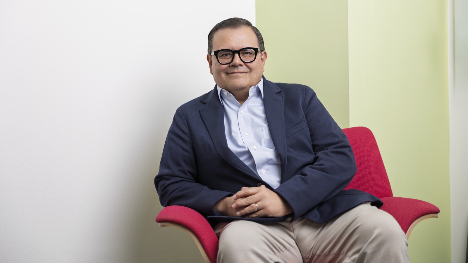 Gerardo Muñoz, CIO de la compañía, sentado durante la entrevista sobre la transformación digital de Liverpool.
