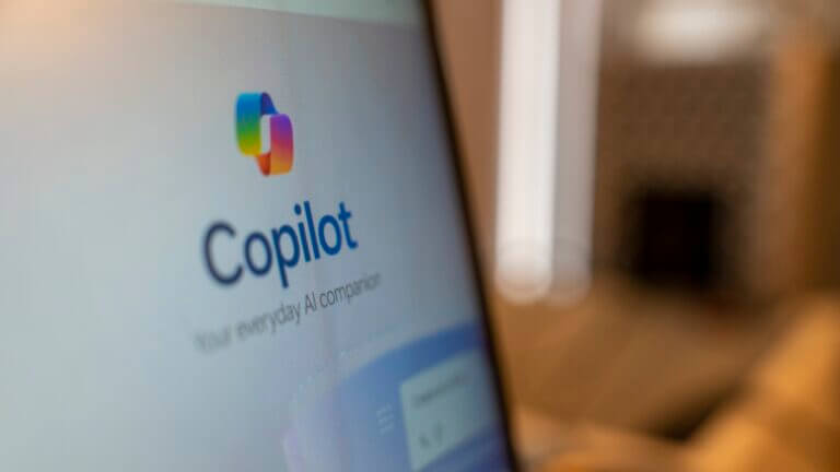 Pantalla de computadora con el logo de Copilot, una de las soluciones clave que impulsará Microsoft Frontier Company
