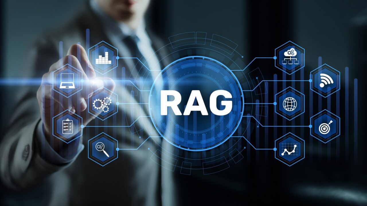 Ejecutivo interactuando con interfaz digital que muestra la tecnología RAG para la reducción de alucinaciones con RAG en AI.