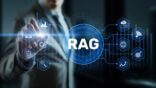 Ejecutivo interactuando con interfaz digital que muestra la tecnología RAG para la reducción de alucinaciones con RAG en AI.