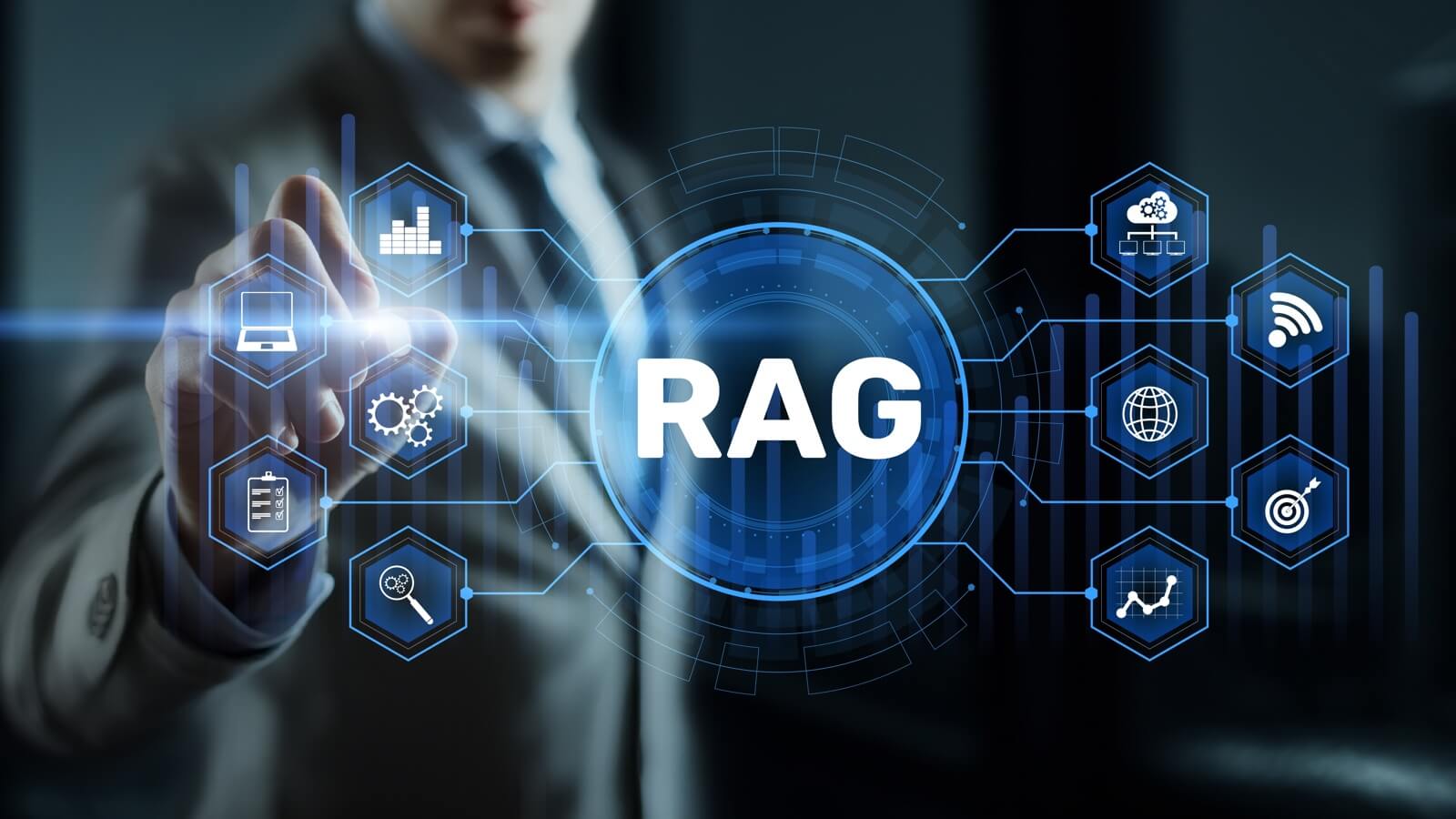 Ejecutivo interactuando con interfaz digital que muestra la tecnología RAG para la reducción de alucinaciones con RAG en AI.