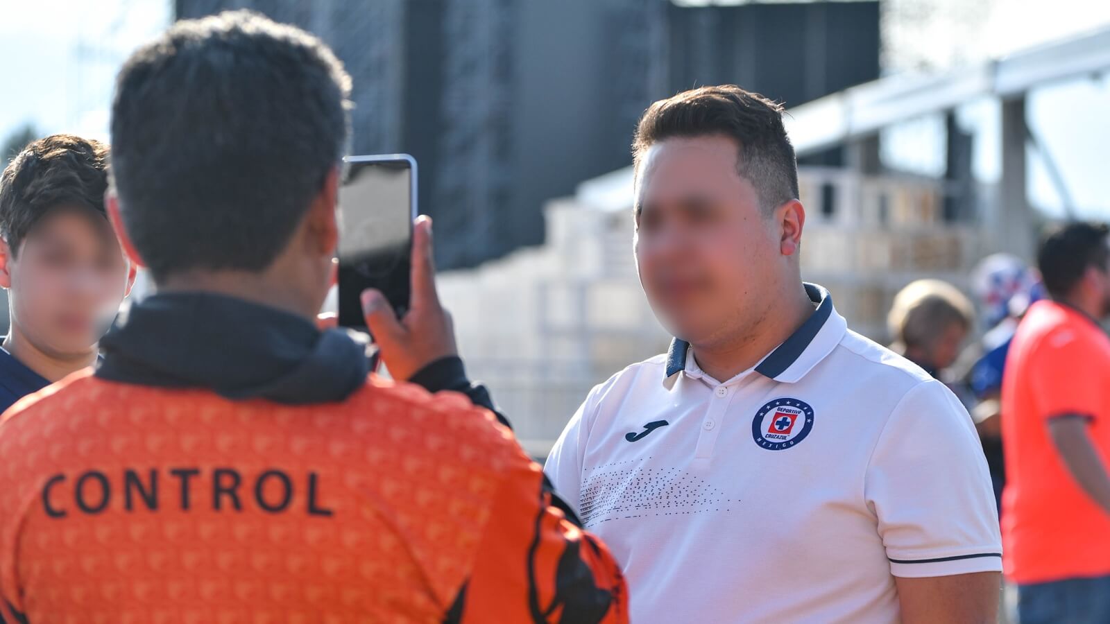Personal de control escaneando a un aficionado para la protección de datos personales Fan ID en un estadio.