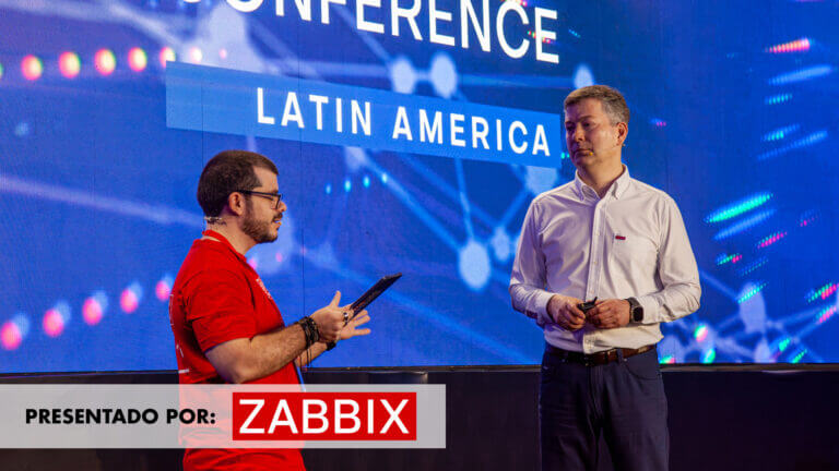 Alexei Vladishev en la Zabbix Conference Latam presentando la observabilidad y optimización de costos en Zabbix 8.0 LTS.