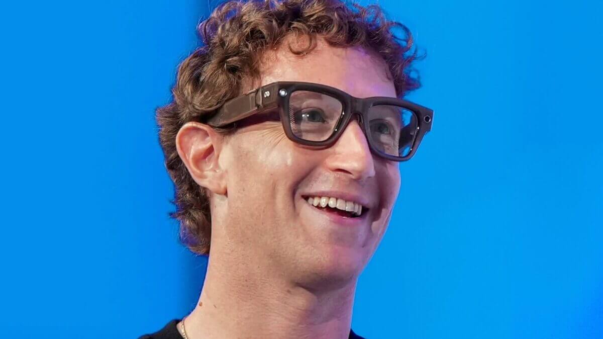 Mark Zuckerberg sonríe usando lentes inteligentes durante una conferencia sobre el desarrollo de agentes de AI.
