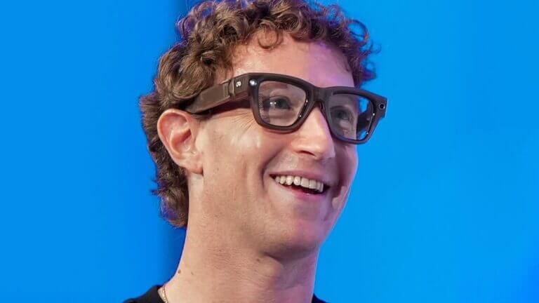 Mark Zuckerberg sonríe usando lentes inteligentes durante una conferencia sobre el desarrollo de agentes de AI.