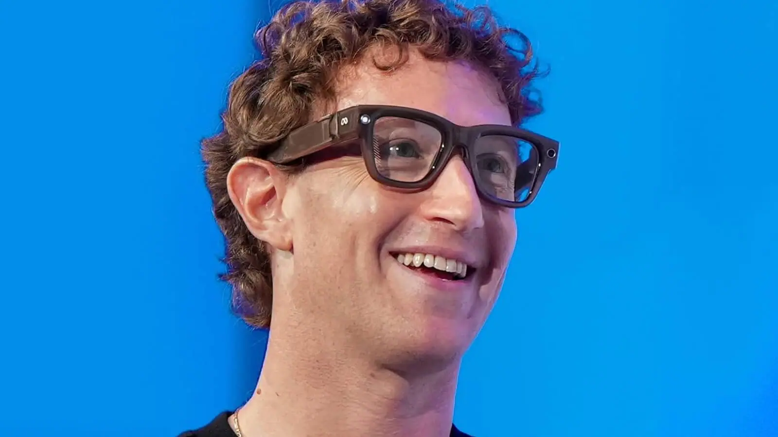Mark Zuckerberg sonríe usando lentes inteligentes durante una conferencia sobre el desarrollo de agentes de AI.