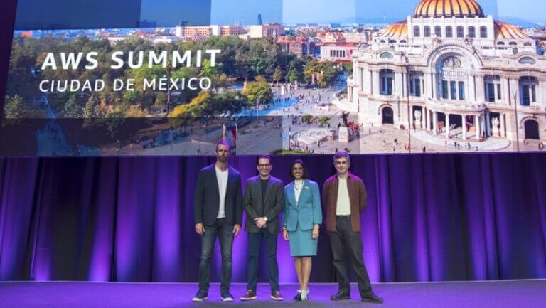 Ejecutivos de AWS conversan sobre AI agéntica en México durante el summit empresarial.