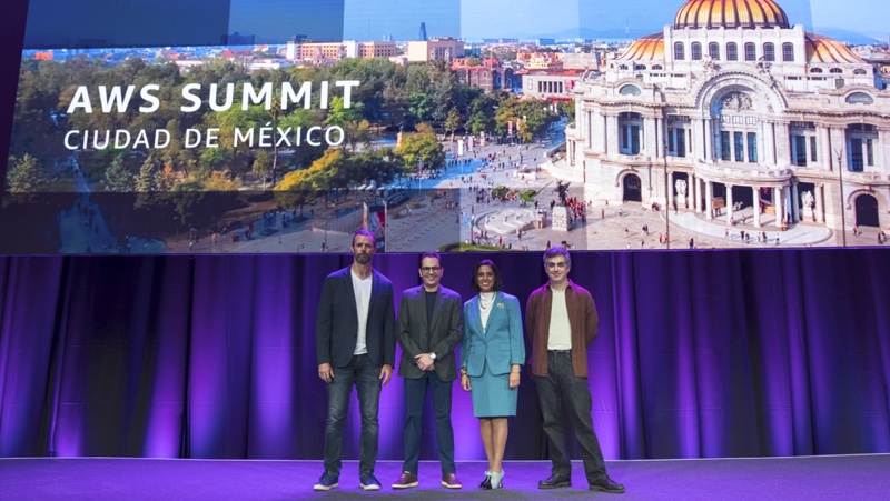 Ejecutivos de AWS conversan sobre AI agéntica en México durante el summit empresarial.