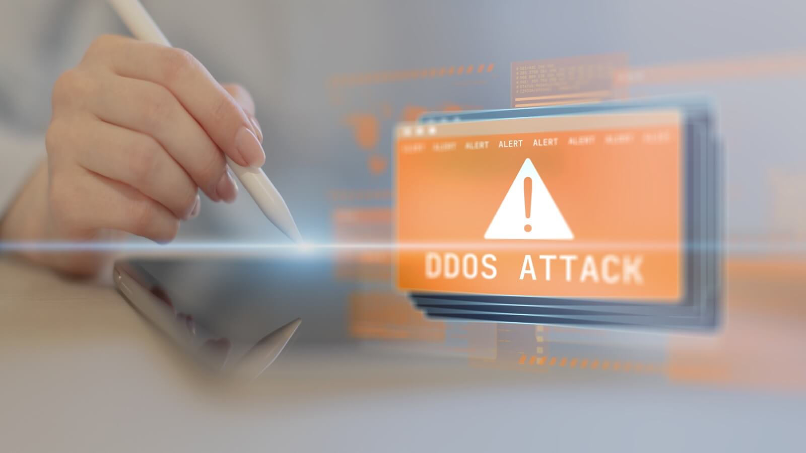 Mano con stylus señalando alerta digital de DDoS Attack, tema clave del reporte Cloudflare ataques DDoS 1 Tbps.