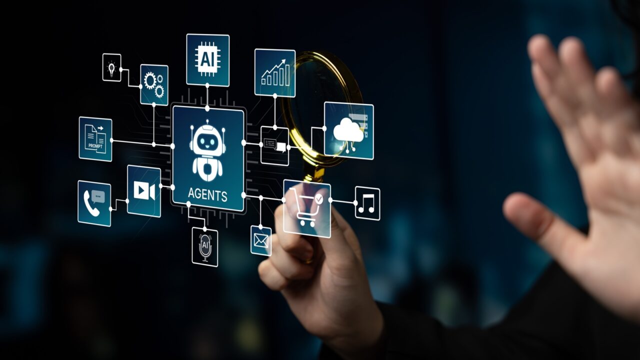 Mano con lupa analizando esquema de gobernanza agentes IA y ecosistema de seguridad digital corporativa.