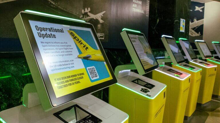 Quioscos de Spirit Airlines que cesó operaciones; Google adquirirá sus datos para entrenar modelos de AI.