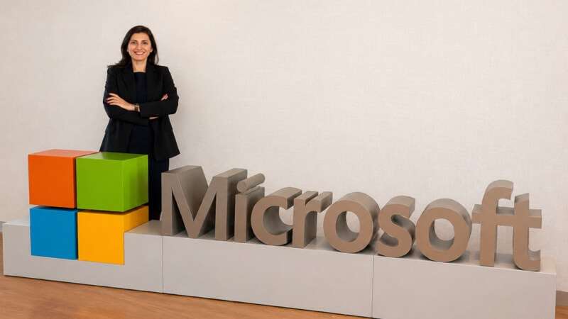 Ivonne Mejía, nombrada directora general de Microsoft México, sonriendo en un retrato profesional.