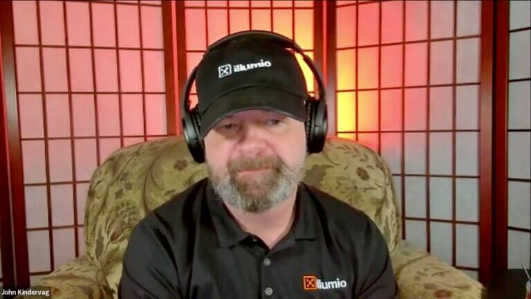 John Kindervag con gorra de Illumio durante videoconferencia sobre el modelo Zero Trust y teoría de grafos.