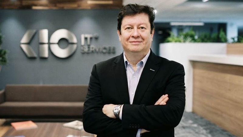 Rafael Sánchez Loza, nuevo CRO, posa en una oficina con el logotipo de Kio de fondo.