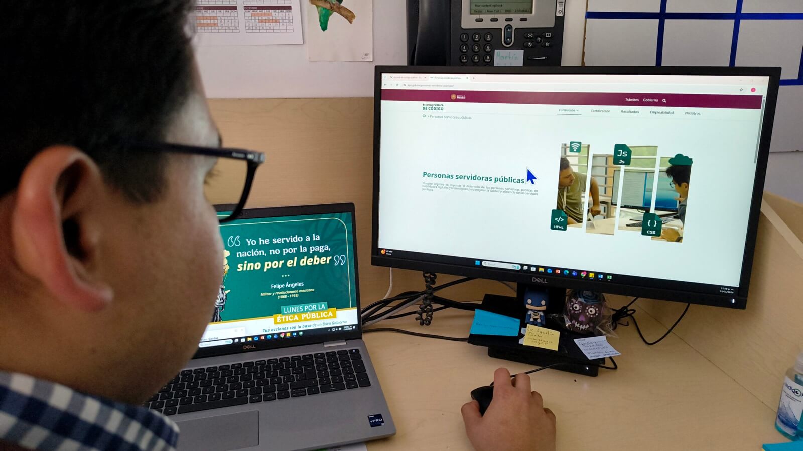 Servidor público consultando la plataforma de la Escuela Pública de Código capacitaciones 2026 en su monitor.
