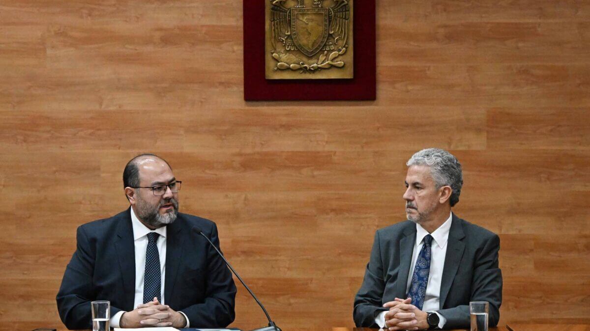Voceros de la UNAM en conferencia sobre la auditoría a Territorium Life y rescisión de contrato.