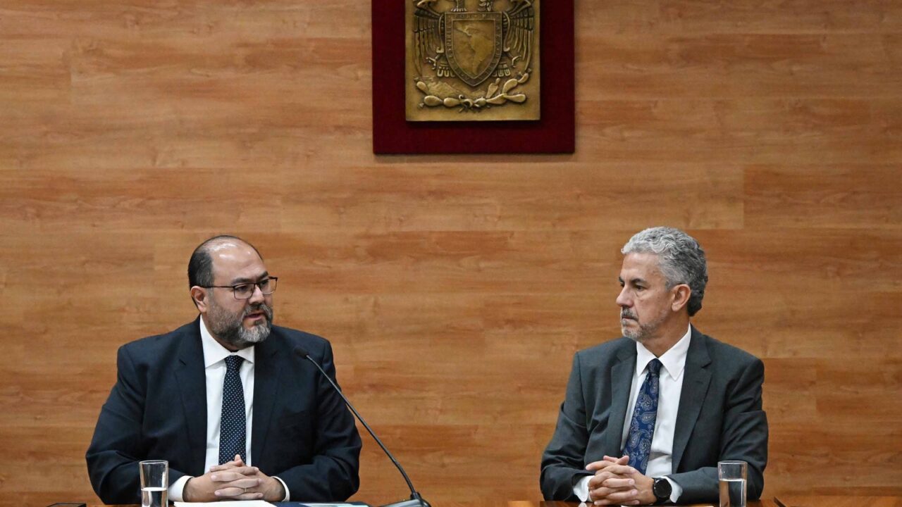 Voceros de la UNAM en conferencia sobre la auditoría a Territorium Life y rescisión de contrato.