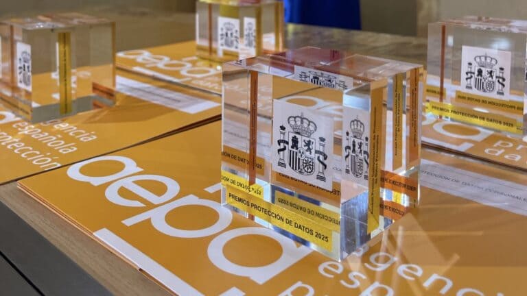 Premios de la AEPD junto a banderas tras el primer ciberataque con AI en España.