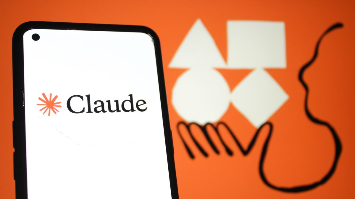 Smartphone mostrando el logo de Claude frente al logo de Anthropic sobre fondo naranja en reporte de ciberataques.