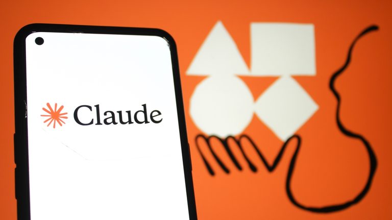 Smartphone mostrando el logo de Claude frente al logo de Anthropic sobre fondo naranja en reporte de ciberataques.
