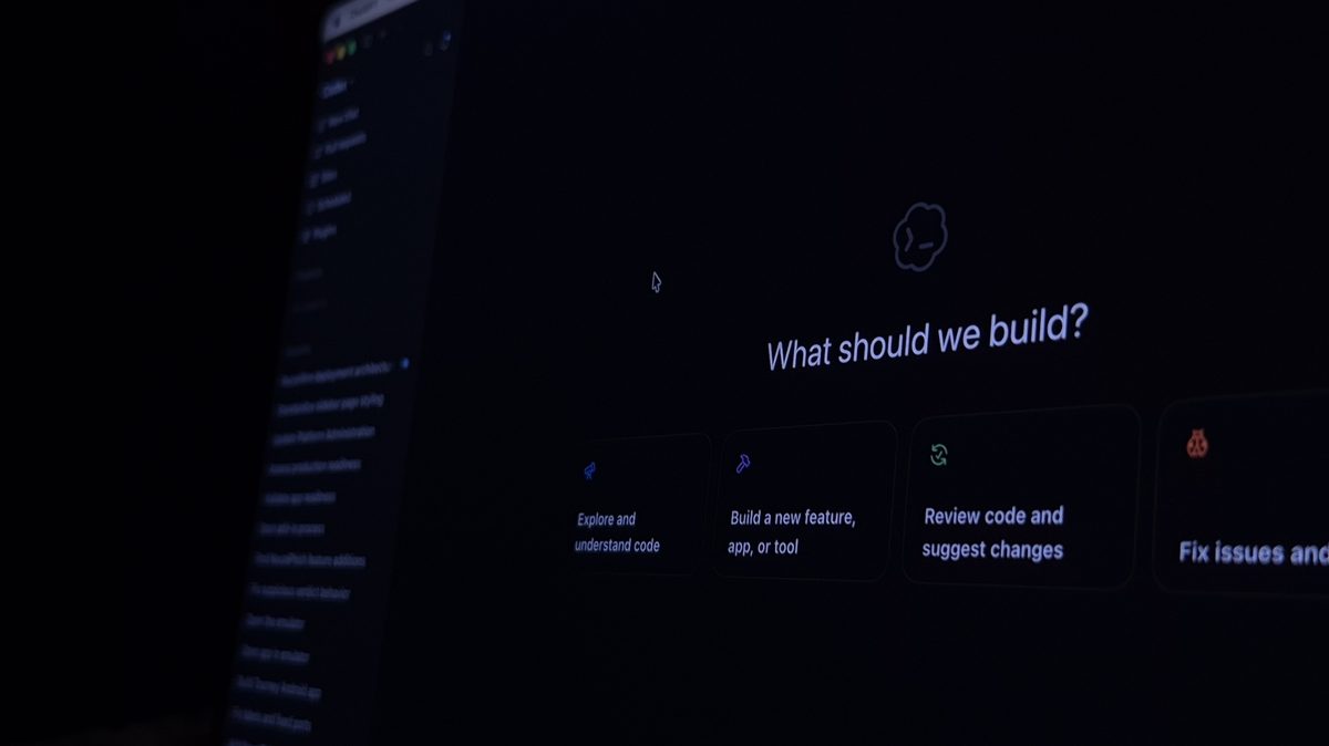 Pantalla en modo oscuro con interfaz de programación para ilustrar la desalineación de modelos de AI de OpenAI.