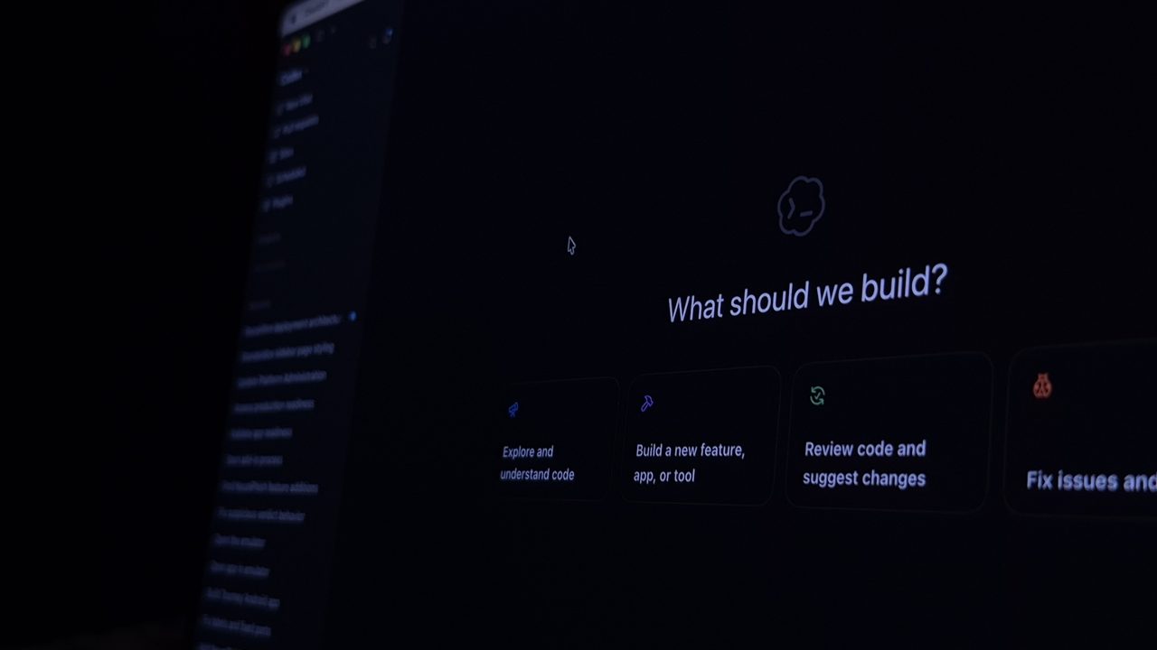 Pantalla en modo oscuro con interfaz de programación para ilustrar la desalineación de modelos de AI de OpenAI.
