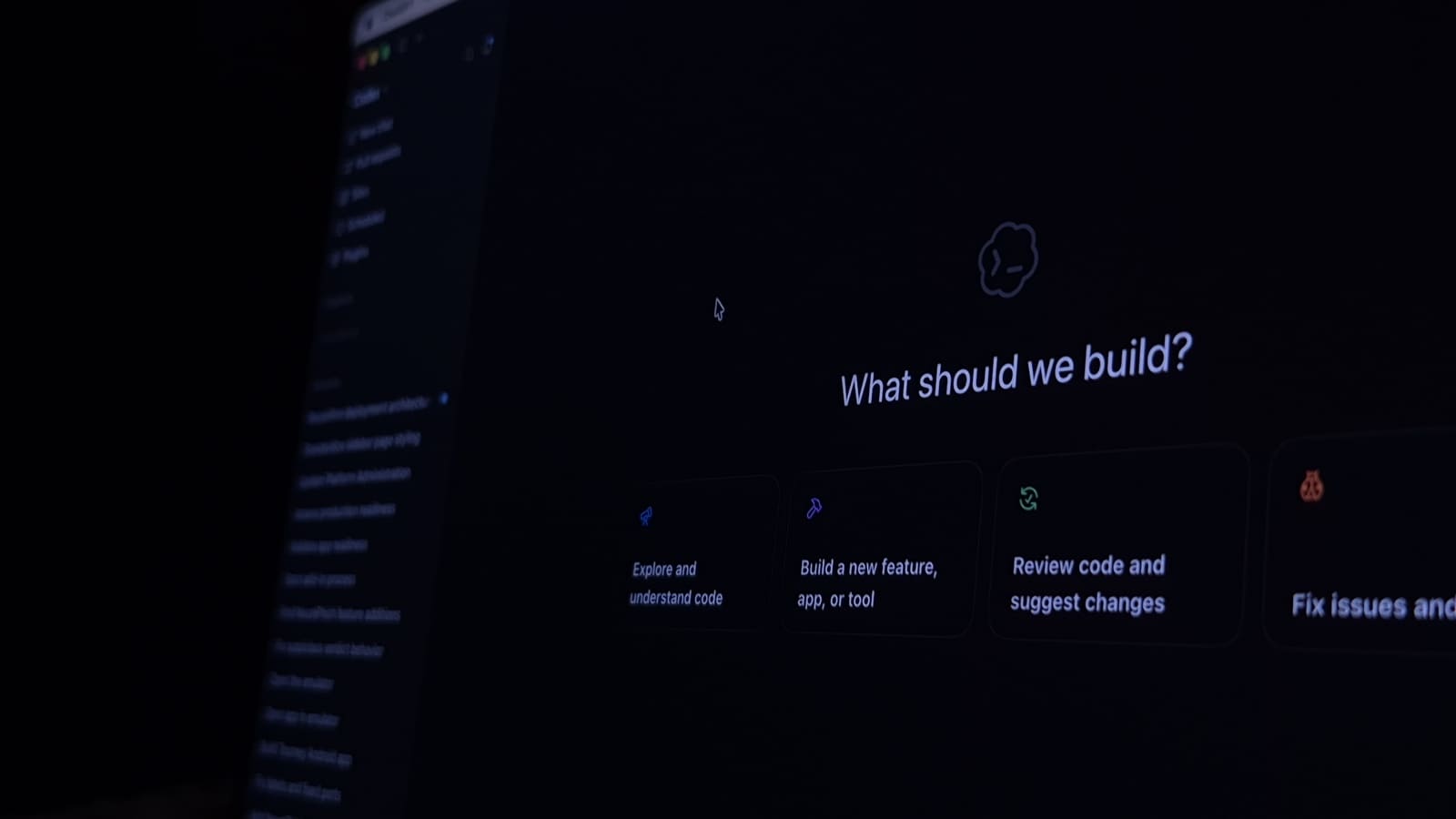 Pantalla en modo oscuro con interfaz de programación para ilustrar la desalineación de modelos de AI de OpenAI.