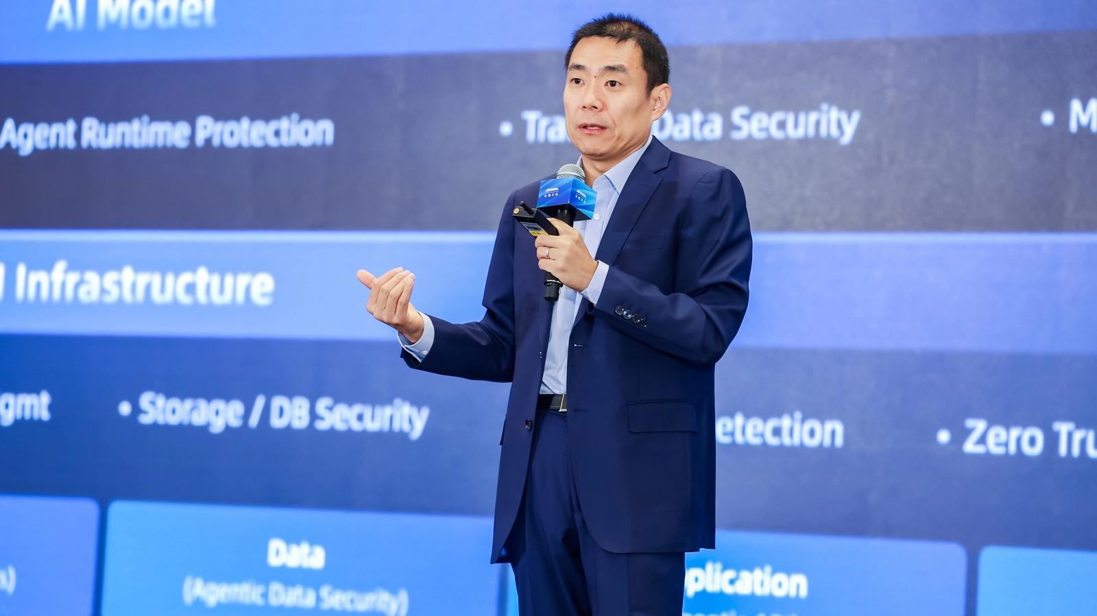 Dra. Feifei Li explica la infraestructura para el chip de AI de Alibaba en la conferencia Apsara 2026.
