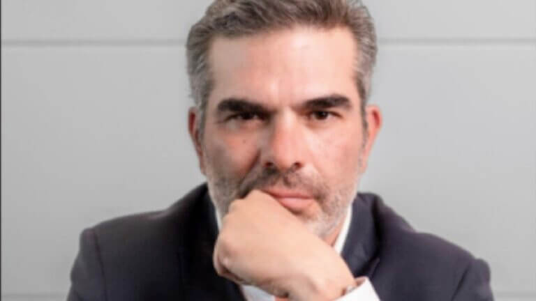Isidro Quintana, nuevo director de Salesforce México, sonriendo durante un evento corporativo de tecnología.