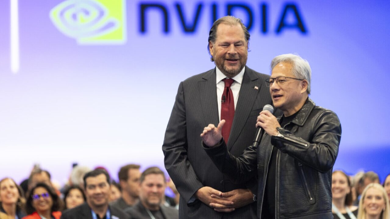 Jensen Huang y Marc Benioff en Dreamforce presentando novedades sobre Salesforce AIforce e inteligencia artificial.