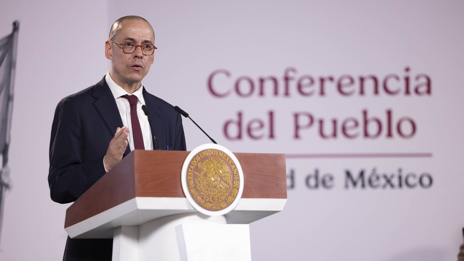 Pepe Merino en conferencia mañanera anunciando avances y fechas de la Coatlicue construcción.