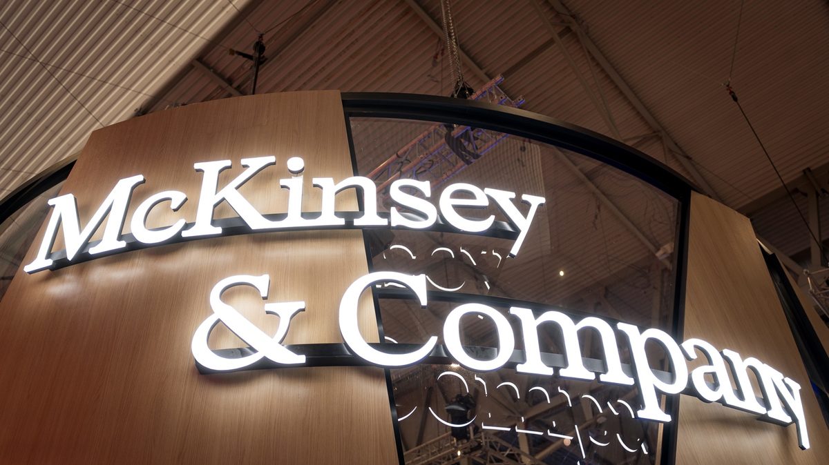 Letrero de McKinsey, firma que optimiza su gasto en tokens de IA mediante alertas de consumo.