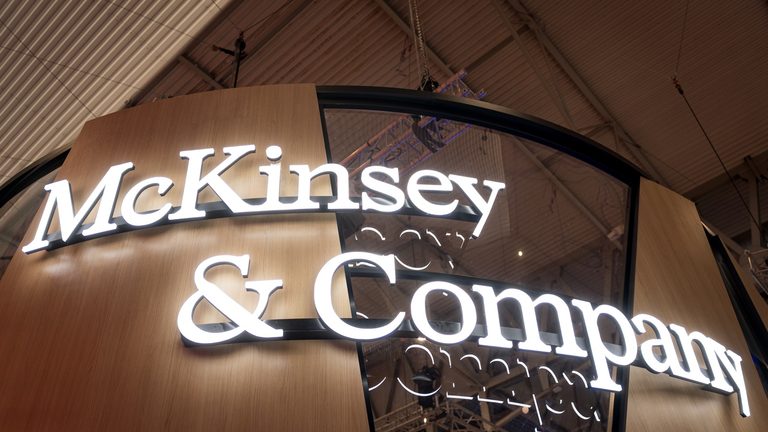 Letrero de McKinsey, firma que optimiza su gasto en tokens de IA mediante alertas de consumo.