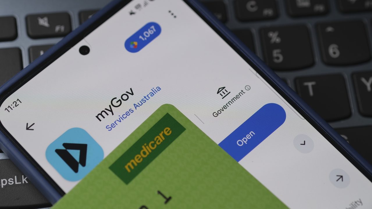 Aplicación myGov de Services Australia y tarjeta de Medicare vinculadas al caso de OpenAI y brecha en gobierno de Australia.